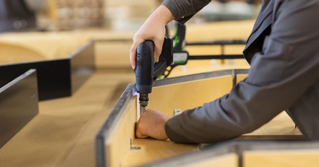 Como Montar Guarda-Roupa em Petrópolis: 5 Passos e Dicas capa montador de moveis em Petrópolis